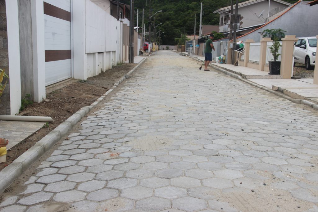 Serviços Urbanos conclui pavimentação de rua do Bairro Gravatá